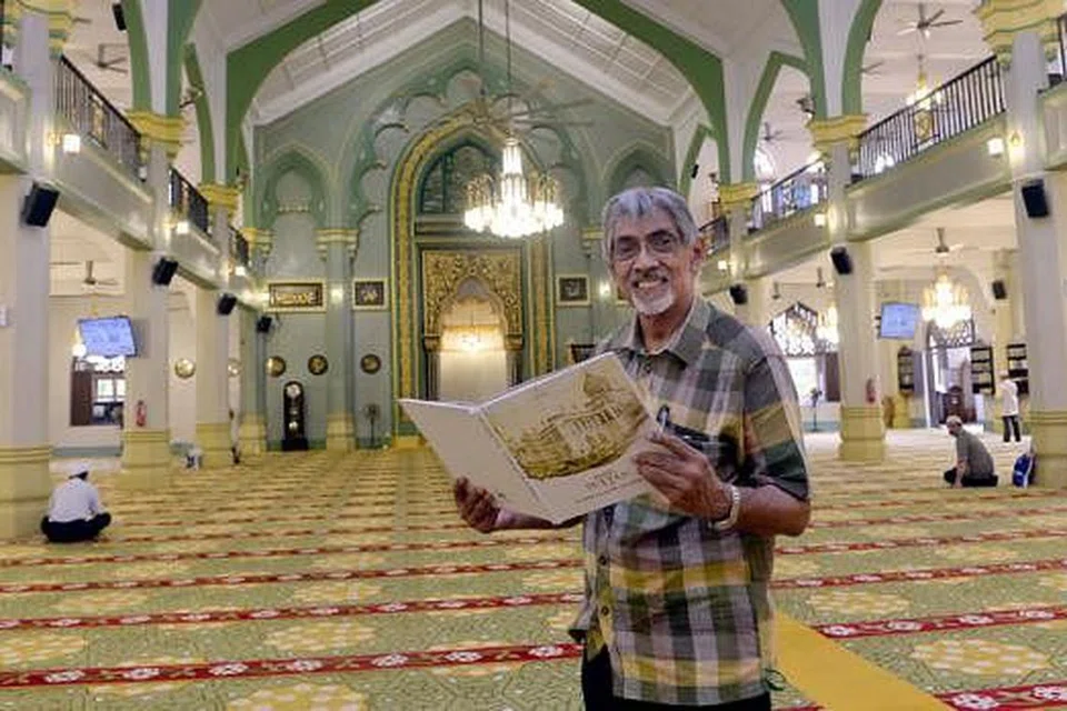 YAKIN DENGAN SOKONGAN MASYARAKAT: Pengerusi Lembaga Pengamanah dan Lembaga Pengurusan Masjid Sultan, Encik Mohamed Patail, memegang buku yang baru diterbitkan mengenai masjid itu di ruang solatnya yang akan dipasang dengan kemudahan hawa dingin kelak. - Foto TAUFIK A. KADER