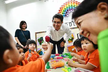 MENITIKBERATKAN PRASEKOLAH: Usaha kerjasama M³ dengan ECDA akan memastikan lebih ramai keluarga dengan anak-anak kecil dapat didekati. Di sini Dr Muhammad Faishal Ibrahim dilihat sedang berinteraksi dengan beberapa kanak-kanak daripada My First Skool di Yishun Ring Road. - Foto BH oleh LIM YAOHUI