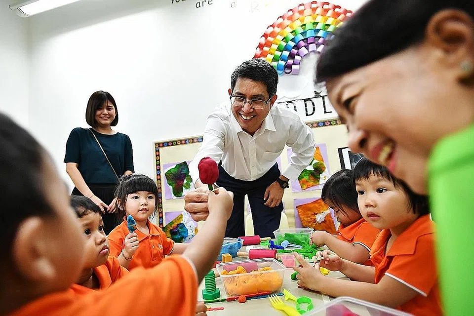 MENITIKBERATKAN PRASEKOLAH: Usaha kerjasama M³ dengan ECDA akan memastikan lebih ramai keluarga dengan anak-anak kecil dapat didekati. Di sini Dr Muhammad Faishal Ibrahim dilihat sedang berinteraksi dengan beberapa kanak-kanak daripada My First Skool di Yishun Ring Road. - Foto BH oleh LIM YAOHUI