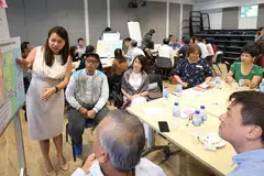 KONGSI PANDANGAN: Sesi yang diusahakan pasukan bertindak Uplift bertujuan memahami keperluan pelajar daripada keluarga kurang bernasib baik. Antara yang hadir ialah pengerusi pasukan bertindak itu, Cik Indranee Rajah (duduk, berbaju hijau). - Foto BH oleh GAVIN FOO