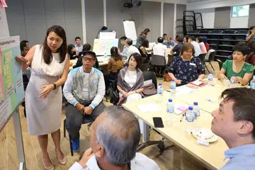 KONGSI PANDANGAN: Sesi yang diusahakan pasukan bertindak Uplift bertujuan memahami keperluan pelajar daripada keluarga kurang bernasib baik. Antara yang hadir ialah pengerusi pasukan bertindak itu, Cik Indranee Rajah (duduk, berbaju hijau). - Foto BH oleh GAVIN FOO