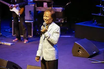 KENANGAN BUAT SEMUA: Legenda pop yeh-yeh Jeffrydin masih mengingati lirik lagu-lagunya dan santai berseloroh dengan penonton yang sebilangan besarnya merupakan warga emas. - Foto ESPLANADE - THEATRES ON THE BAY