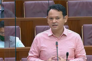 BINCANG ISU KESIHATAN MENTAL DI TEMPAT KERJA: Encik Zaqy (atas), dalam menjawab soalan yang diajukan Dr Wan Rizal tentang langkah yang telah diambil MOM untuk memastikan kesejahteraan emosi dan mental di tempat kerja, berkata kementerian tersebut akan terus bekerjasama dengan rakan kerjanya untuk membantu meningkatkan kesejahteraan mental pekerja. - Foto GOV.SG