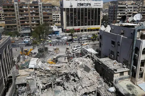 Pekerja penyelamat mencari mangsa serangan tentera Israel di bawah runtuhan bangunan kedutaan Iran di Damsyik, Syria, ekoran serangan udara yang membunuh tujuh orang, termasuk tiga komander tertinggi Iran.