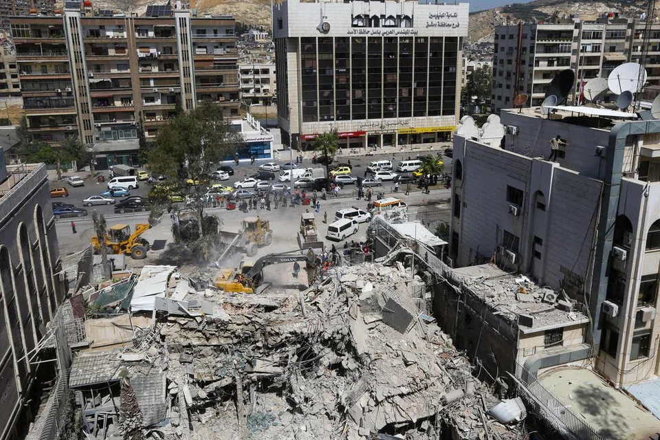 Pekerja penyelamat mencari mangsa serangan tentera Israel di bawah runtuhan bangunan kedutaan Iran di Damsyik, Syria, ekoran serangan udara yang membunuh tujuh orang, termasuk tiga komander tertinggi Iran.
