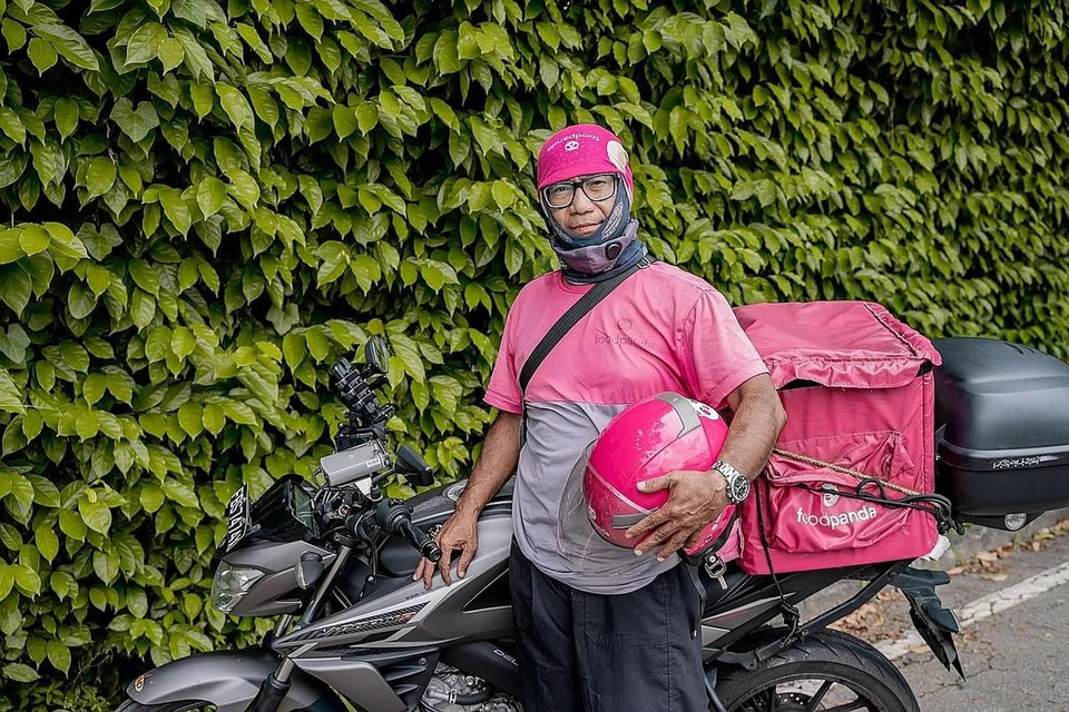 JADUAL FLEKSIBEL: Kerja sebagai penghantar makanan bersama foodpanda sejak 2017 membolehkannnya mempunyai jadual fleksibel untuk berlatih paintball sebelum pandemik melanda. - Foto BH oleh NUR DIYANA TAHA 