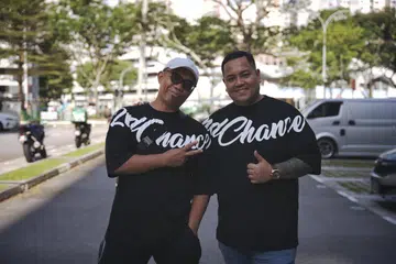 Encik Muhammad Firdaus Zhairudin, 36 tahun, (kanan) dan Encik Nizam Dardiri, 46 tahun, merupakan sahabat akrab sejak usia belasan tahun ketika menyertai kongsi gelap yang sama.