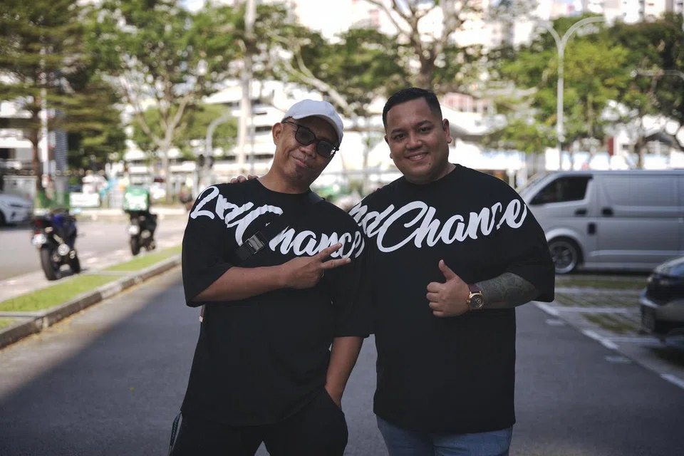 Encik Muhammad Firdaus Zhairudin, 36 tahun, (kanan) dan Encik Nizam Dardiri, 46 tahun, merupakan sahabat akrab sejak usia belasan tahun ketika menyertai kongsi gelap yang sama.