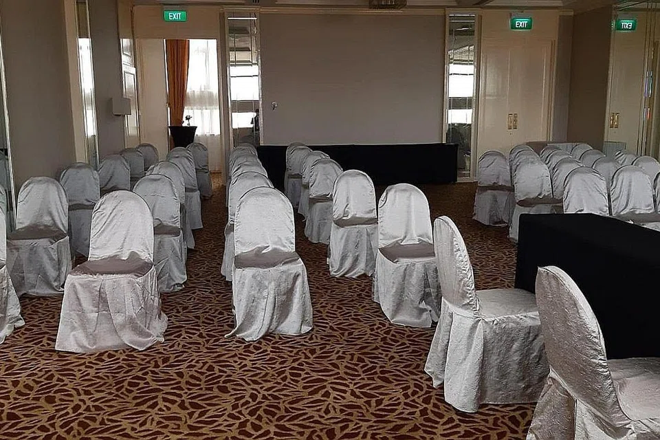 AMALKAN JARAK SELAMAT: Susunan tempat duduk bagi tetamu majlis pernikahan Cik Syafiqah dan Encik Khairul diubah untuk memastikan mereka mematuhi jarak selamat yang dinasihatkan kepada orang awam semasa wabak Covid-19 ini. - Foto UMMI NURUL SYAFIQAH ABU BAKAR