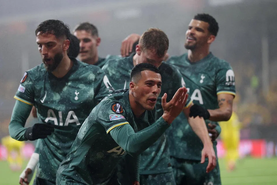 Bek kanan Tottenham Hotspur, Pedro Porro meraikan gol kedua Spurs dalam kemenangan 2-0 mereka menentang Bodo/Glimt dalam perlawanan kedua peringkat separuh akhir Liga Europa mereka. Ini bermakna Spurs mara ke peringkat akhir Liga Europa, mendatangkan peluang untuk menamatkan kemarau trofi mereka.