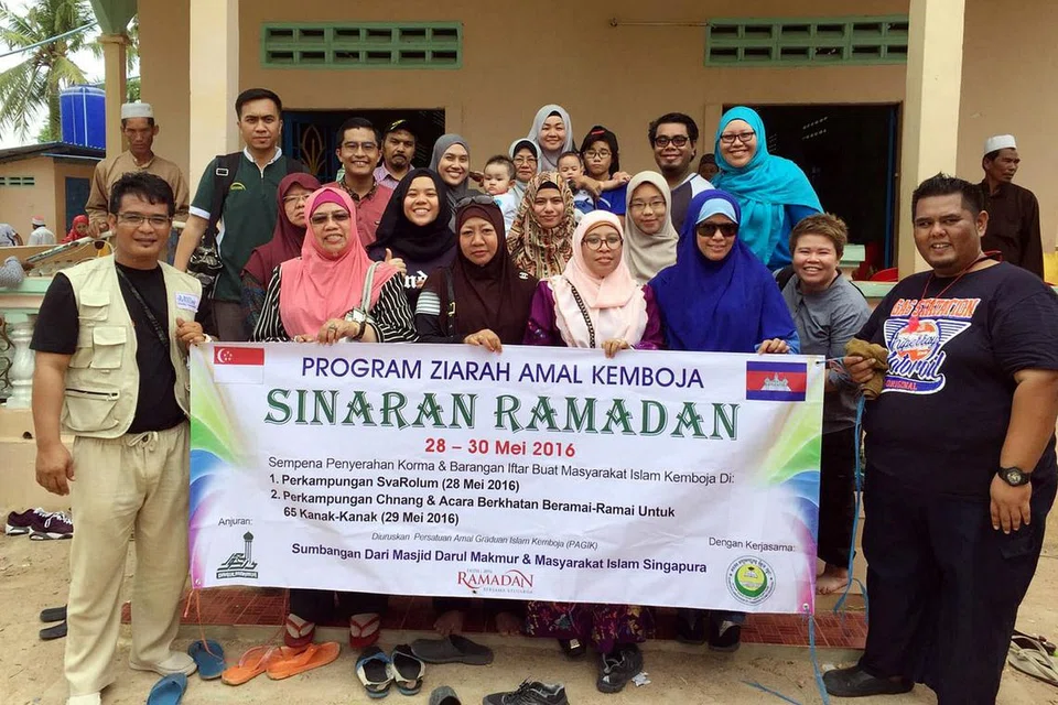 PENYINAR RAMADAN: Sukarelawan program ziarah amal Sinaran Ramadan di perkampungan orang Cham Islam Kemboja pada 28 Mei yang lalu. - Foto ihsan USTAZ RUHAIZAN