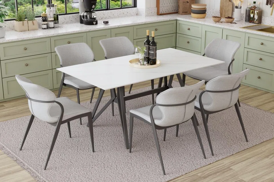 Antara lain, barangan set makan MaxCoil Jolie Sintered Stone Dining Table lasak dan tahan panas, kalis calar dan kotoran, turut ditawarkan dalam jualan akhir tahun MaxCoil ini. 