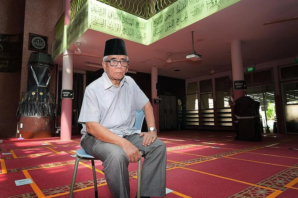 USIA BUKAN PENGHALANG: Pada usia 82 tahun, Ustaz Abdul Rapol masih dan ingin terus memberi sumbangan selagi ada banduan yang mahu mempelajari agama Islam. - Foto BM oleh ALPHONSUS CHERN