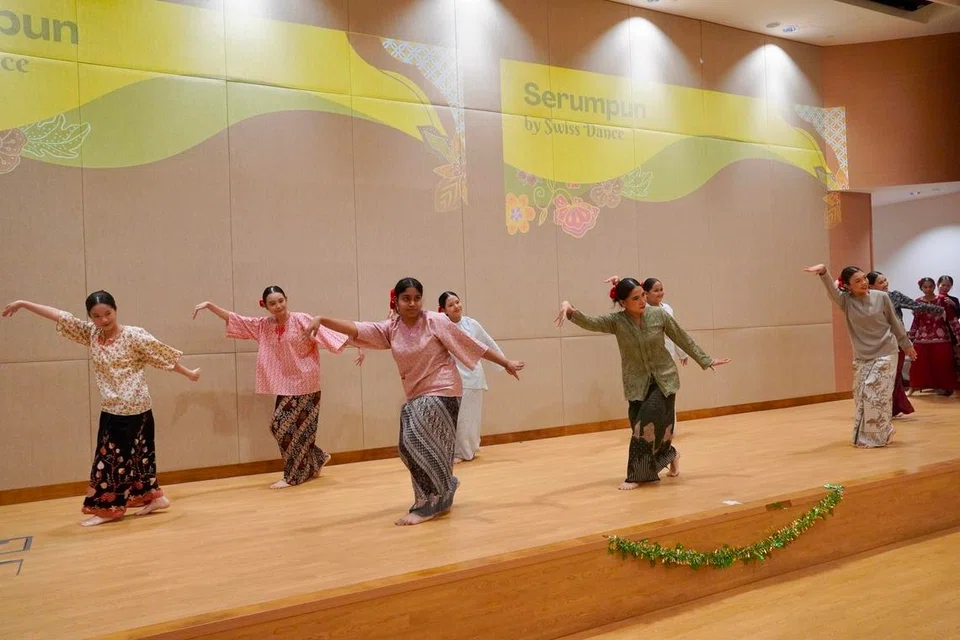 Sekumpulan pelajar sukarelawan mempersembahkan tarian Melayu bertajuk Serumpun semasa konsert Jom, Raya Bersama! di Hospital Masyarakat Jurong (JCH) pada 19 Mac.