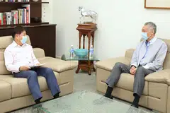 HARGAI SUMBANGAN ENCIK KHAW: Dalam satu catatan Facebook semalam, Encik Lee (kanan) berkata beliau telah menemui Encik Khaw (kiri) untuk menyerahkan surat perpisahan kepada Encik Khaw yang akan mengundur diri daripada politik. - Foto MCI