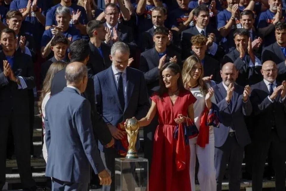 Pemain pasukan Sepanyol mempersembahkan trofi juara Piala Dunia kepada Raja Sepanyol, Felipe VI (tengah kiri), dan Permaisuri Letizia (tengah kanan), di Istana Zarzuela, Madrid, Sepanyol, pada 20 Julai.