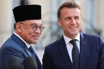 Perdana Menteri Malaysia, Encik Anwar Ibrahim (kiri), bersama Presiden Perancis, Encik Emmanuel Macron, sidang media sebelum majlis makan malam rasmi di Istana Elysee, Paris, pada 4 Julai.