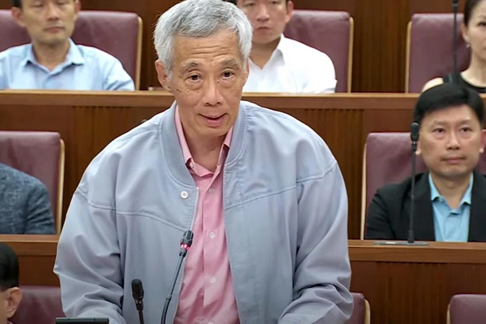 PENUH YAKIN: Perdana Menteri Encik Lee Hsien Loong berkata beliau yakin terhadap kededua menterinya, Encik K. Shanmugam dan Dr Vivian Balakrishnan. 