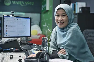 Penyiar stesen radio Warna 942, Aura Shai, atau nama sebenarnya, Shaidatunniza Mahmood, akur amanah yang digalas untuk mengetengahkan bakat anak seni Singapura.