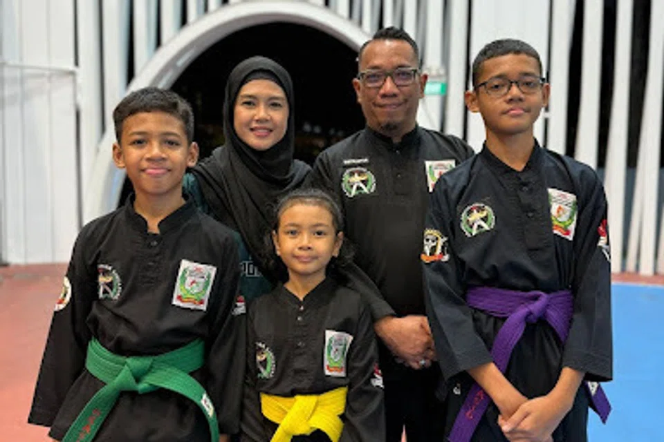Seisi keluarga Muhammad Adiel (kiri) yang mengenakan seragam silat Kelab Grasio, aktif dalam sukan silat. Mereka terdiri daripada ibunya, Cik Nur Aini Rasul; adiknya, Naura Aqeela Mohd Andishahril; bapanya, Encik Mohd Andishahril Malek; dan abangnya, Mohd Adyan Mohd Andishahril.