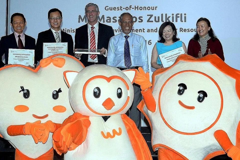 BERSAMA PEMENANG ANUGERAH: Menteri Sekitaran dan Sumber Air, Encik Masagos Zulkifli Masagos Mohamad (tiga dari kanan), bersama beberapa penaja utama majlis penyampaian Anugerah Pencapaian Sekitaran Singapura (SEAA) 2016 di Hotel Orchard semalam. Bersama beliau ialah Pengerusi Majlis Sekitaran Singapura (SEC), Cik Isabella Loh (kanan). - Foto TAUFIK A. KADER