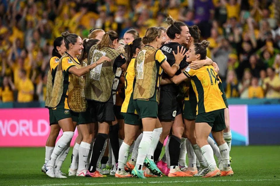 SAMBUT KEMARAAN: Pemain Australia meraikan kemenangan mereka ke atas Perancis dalam perlawanan suku akhir Piala Dunia Wanita pada Sabtu.