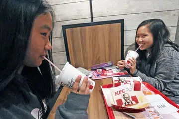 LANGKAH MENJAGA ALAM SEKITAR: Langkah KFC tidak menyediakan straw plastik dan penutup cawan plastik lagi dijangka akan menjimatkan sekitar 17.9 tan plastik sekali guna setahun.