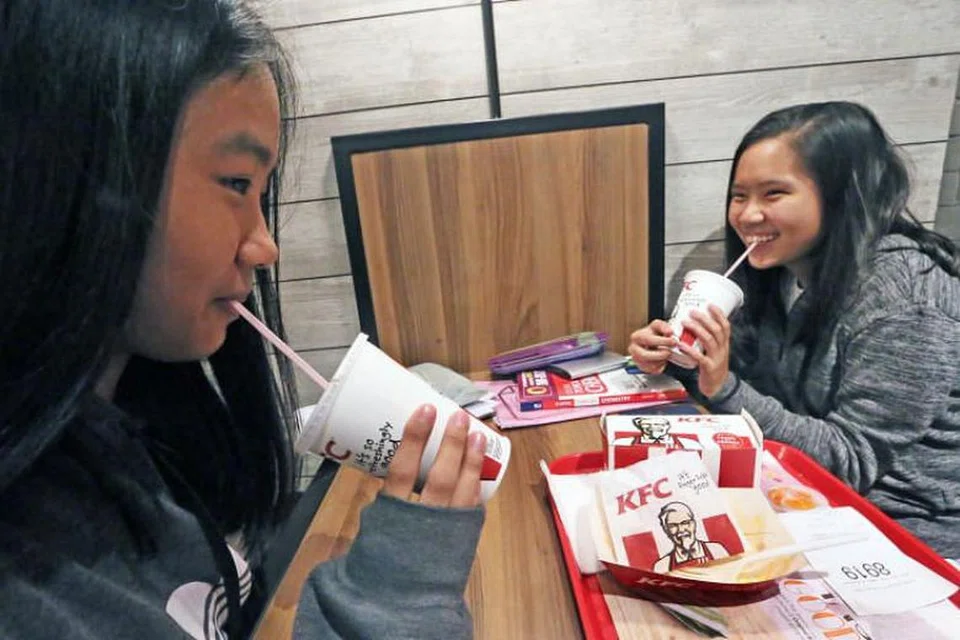 LANGKAH MENJAGA ALAM SEKITAR: Langkah KFC tidak menyediakan straw plastik dan penutup cawan plastik lagi dijangka akan menjimatkan sekitar 17.9 tan plastik sekali guna setahun.