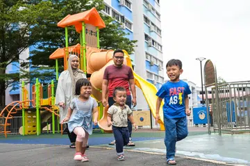 Para Anggota Parlimen (AP) menggesa agar lebih banyak sokongan disediakan untuk keluarga berpendapatan pertengahan, terutama mereka yang mempunyai tanggungjawab penjagaan anak-anak dan ibu bapa lanjut usia.