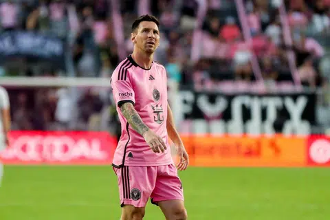 Ikon bola sepak, Lionel Messi, mengumumkan Inter Miami sebagai kelab terakhirnya. Beliau telah tiba di tahap kerjayanya di mana beliau harus memikirkan tentang persaraan dari sukan tersebut.