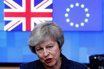 MAHU UNDUR DIRI?: Perdana Menteri Britain, Cik Theresa May, dilaporkan telah memberi bayangan mahu meletakkan jawatan pada musim panas ini dalam usaha mempengaruhi siapa yang bakal menggantinya. - Foto REUTERS