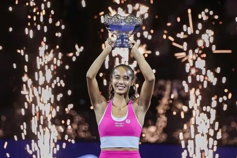 Pemain ke-31 dunia, Leylah Fernandez, menewaskan pemain ke-63 dunia, Talia Gibson, 7-5, 6-0 untuk menjuarai Terbuka Tenis Singapura pada 27 September.