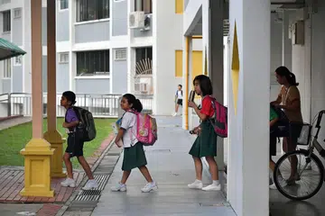 PEMBELAJARAN DARI RUMAH: Sekitar 200,000 murid sekolah rendah tidak ke sekolah dan mengikuti jadual berbeza untuk menduduki kelas dalam talian. - FOTO: FAIL.