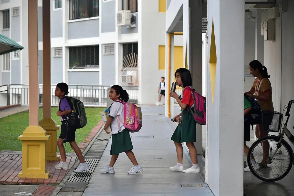 PEMBELAJARAN DARI RUMAH: Sekitar 200,000 murid sekolah rendah tidak ke sekolah dan mengikuti jadual berbeza untuk menduduki kelas dalam talian. - FOTO: FAIL.