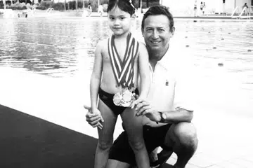 Joseph Schooling (kiri), bergambar bersama mendiang bapanya, Colin Schooling (kanan) semasa masih kecil. Joseph mula menjalani latihan renang semasa berusia dua tahun bersama Vincent Poon. Ketika berusia enam tahun, dia berazam menjadi juara Sukan Olimpik. 