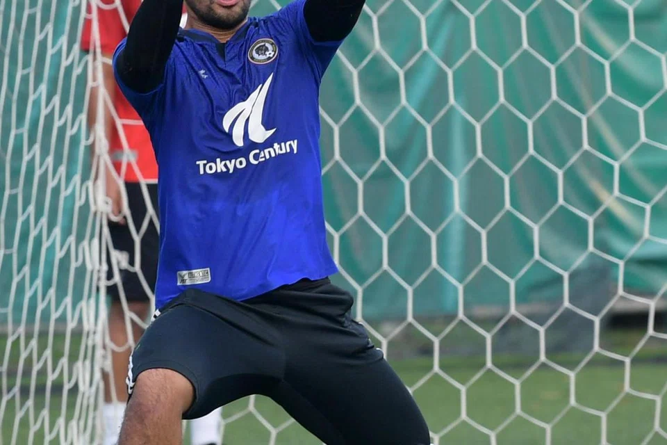 Penjaga gawang Lion City Sailors, Zharfan Rohaizad, juga dikatakan mempunyai bakat untuk mengambil alih tempat Hassan Sunny sebagai penjaga gawang utama Singapura. 