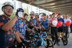 Anggota Parlimen (AP) GRC West Coast, Encik Ang Wei Neng (barisan depan, tiga dari kanan) bergambar di hari pelancaran jambatan berbasikal di GRC West Coast. Bersama beliau ialah Menteri Pembangunan Negara, Encik Desmond Lee (empat dari kanan).
