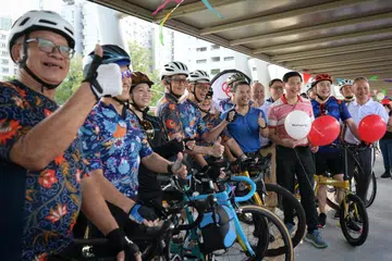 Anggota Parlimen (AP) GRC West Coast, Encik Ang Wei Neng (barisan depan, tiga dari kanan) bergambar di hari pelancaran jambatan berbasikal di GRC West Coast. Bersama beliau ialah Menteri Pembangunan Negara, Encik Desmond Lee (empat dari kanan).