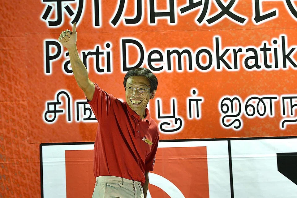 INGIN MENJADI AP SEPENUH MASA: Dr Chee yang menggariskan rancangannya sekiranya menang dalam Pilihan Raya Kecil Bukit Batok mengulangi komitmennya menjadi AP sepenuh masa bagi melaksanakan rancangan itu. - Foto TUKIMAN WARJI