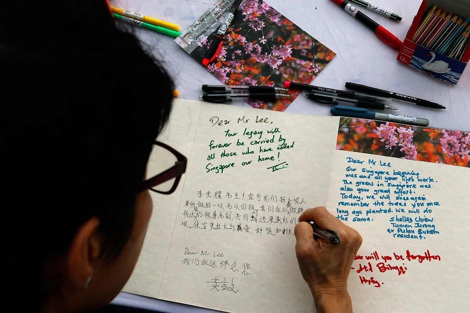 ACARA DI SERATA PULAU - CATATKAN PENGHARGAAN: Salah seorang penduduk Jurong meluahkan rasa terima kasih kepada mendiang Encik Lee Kuan Yew. - Foto THE STRAITS TIMES