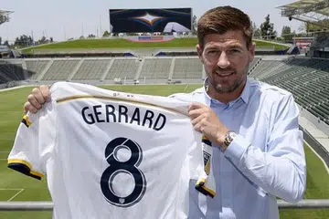 KELAB BARU: Steven Gerrard menayangkan jersi nombor 8 yang akan dipakainya sepanjang bersama kelab barunya, Los Angeles Galaxy. - Foto AFP