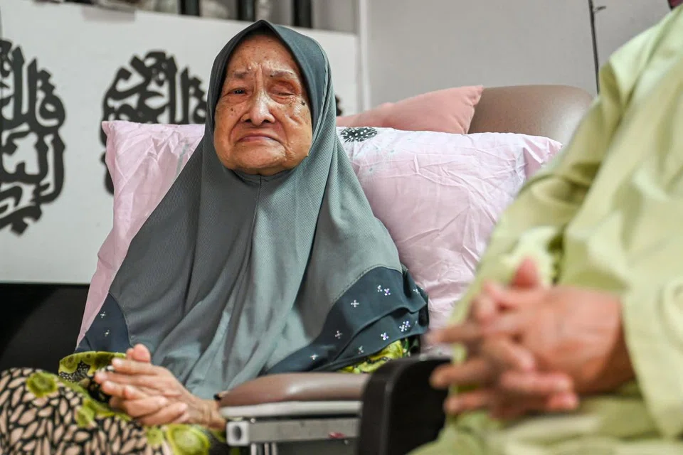 Cik Aminah Puteh, 88 tahun, menghidap pelbagai penyakit antaranya kencing manis, angin ahmar ringan dan kemurungan. 