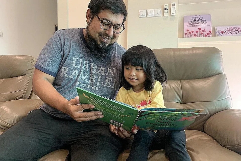LALUI PERINTAH SEKATAN: Encik Umar Munshi bersama anaknya Adeena Shifa terpaksa duduk di rumah di Kuala Lumpur sedang kerajaan Malaysia menguatkuasakan perintah kawalan pergerakan demi mencegah wabak Covid-19 yang masih tinggi di negara itu. - Foto ihsan UMAR MUNSHI