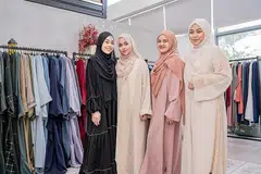 DEMI WANITA: Ustazah Liyana Musfirah (kanan) bergabung dengan pemilik syarikat fesyen baju tempatan, By Marlena, untuk menghasilkan rekaan baju abaya khas, yang hasil kemudian disalurkan untuk membiayai kos terapi kaum wanita yang memerlukan tetapi kurang berkemampuan. Pemilik By Marlena termasuk (dari kiri) Cik Siti 'Ainul Mardhiah Herman, Cik Nur Amalia Nazura Herman dan Cik Marlena Nasir. - Foto BH oleh NUR DIYANA TAHA