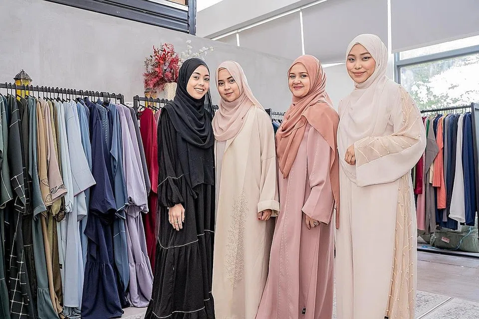 DEMI WANITA: Ustazah Liyana Musfirah (kanan) bergabung dengan pemilik syarikat fesyen baju tempatan, By Marlena, untuk menghasilkan rekaan baju abaya khas, yang hasil kemudian disalurkan untuk membiayai kos terapi kaum wanita yang memerlukan tetapi kurang berkemampuan. Pemilik By Marlena termasuk (dari kiri) Cik Siti 'Ainul Mardhiah Herman, Cik Nur Amalia Nazura Herman dan Cik Marlena Nasir. - Foto BH oleh NUR DIYANA TAHA