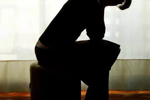 TUNJUKKAN KEPEDULIAN: Dengan ada kepedulian, akan timbul rasa ingin tahu mengenai penyakit mental, sekali gus mendorong kita untuk lebih memahami mereka yang mengalami penyakit ini. 