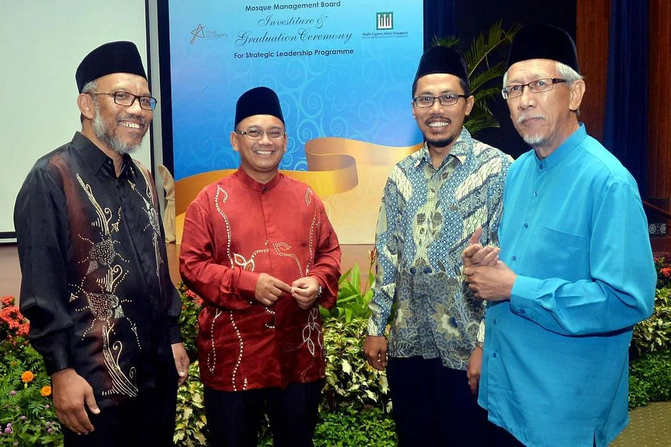 WATIKAH LPM: Timbalan Ketua Eksekutif Muis, Dr Albakri Ahmad (kiri); dan Pengarah Masjid Muis, Encik Mohamad Helmy Isa (tiga dari kiri); bersama pengerusi Masjid Al-Istighfar, Encik Abdul Matin Mirza Abdul Majid (kanan); serta naib pengerusi Masjid Al-Istighfar, Encik Azhar Khalid (dua dari kiri) yang menerima watikah anggota LPM kelmarin. - Foto KHALID BABA