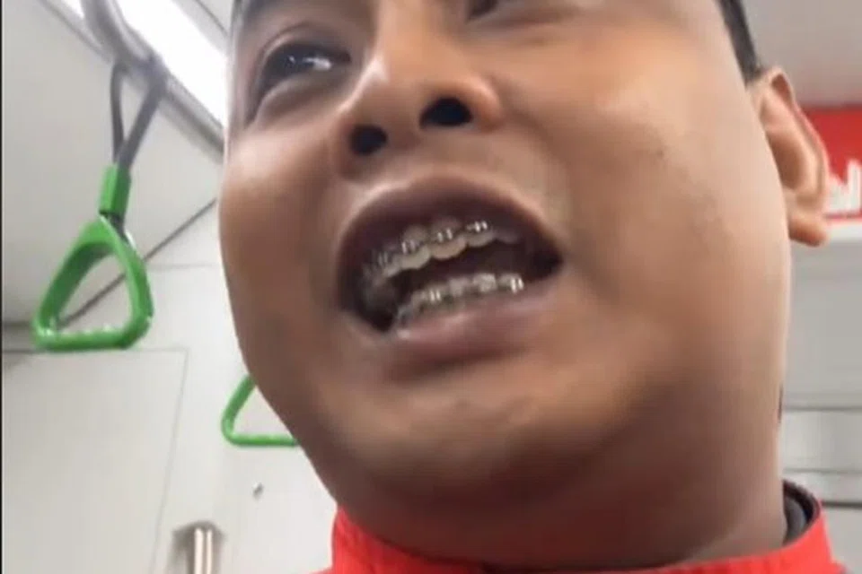 Encik Hambali Ali, 29 tahun, menghiburkan hati dengan menyanyi dalam gerabak MRT yang kosong setelah habis bertugas.