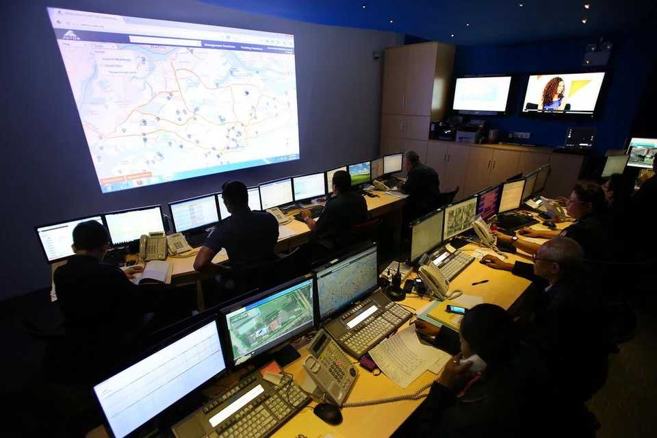 POTENSI TINGGI: Terdapat pelbagai peluang pekerjaan yang ditawarkan dalam industri keselamatan termasuk teknisyen pusat kawalan dan komand. - Foto fail