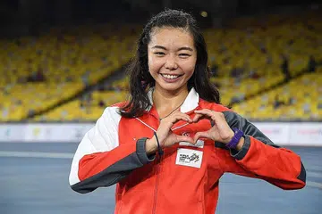 WAJAH GEMBIRA: Michell Sng (atas) memenangi emas acara lompat tinggi - kali pertama atlit Singapura menjuarai acara ini sejak 1975. - Foto SPORTSG